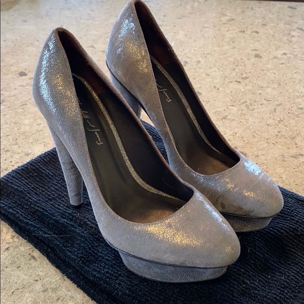 Elizabeth and James Silver Lizard Suede Heels Sz 7
